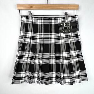 No Boundaries Black & White Plaid Pleated Bucke Mini Skirt